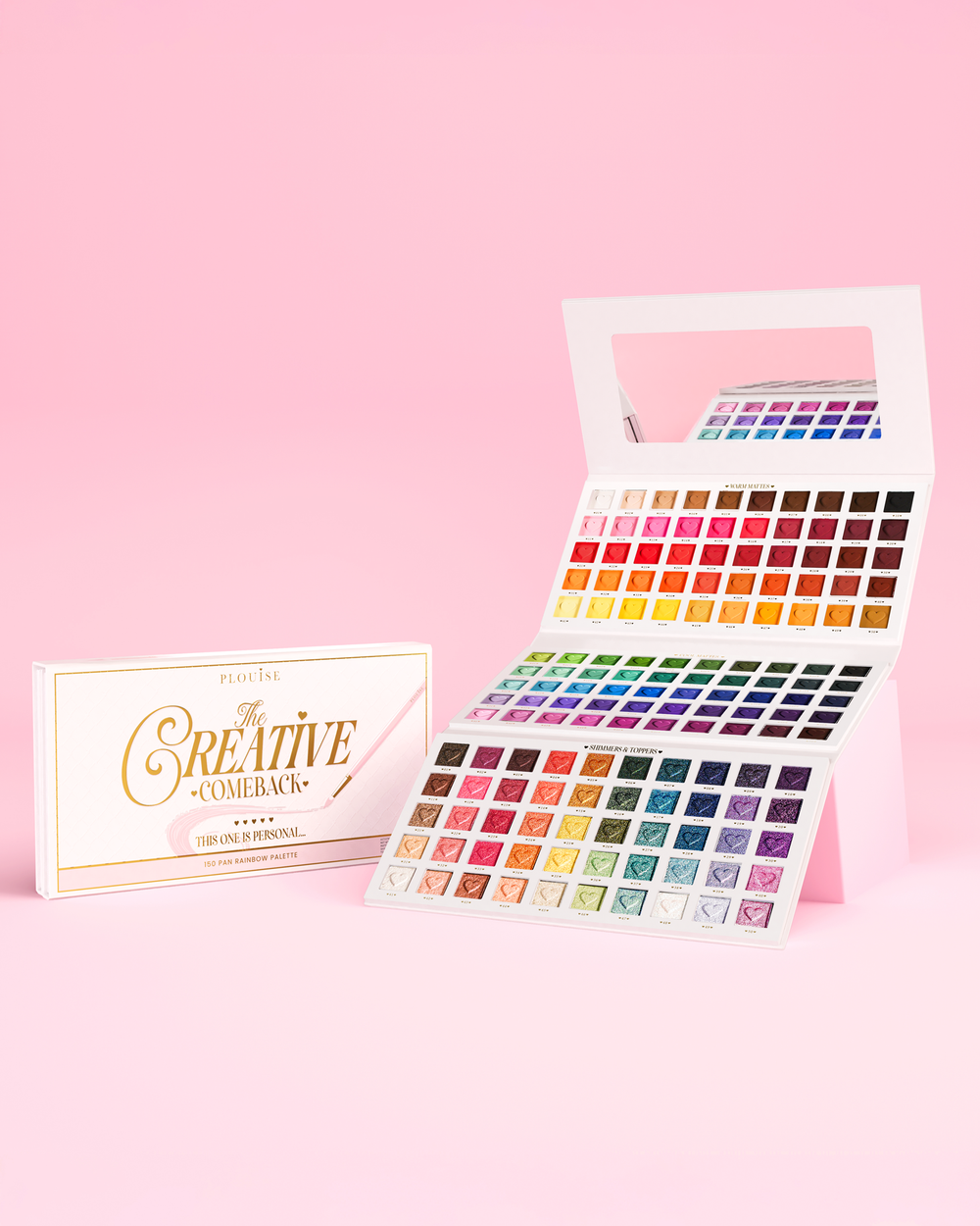 Nyissa meg a P.Louise Creative Comeback XXXL Rainbow szemhéjfesték palettát rózsaszín háttér előtt, mellette a rózsaszín csomagolódobozsal