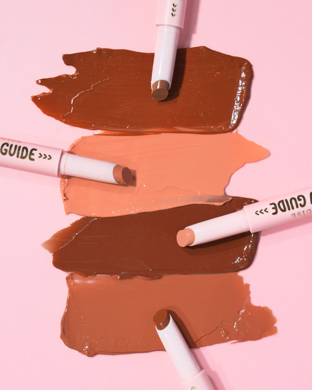 A P.Louise Glow Guide fényes rúzsbalzsamok színmintái rózsaszín alapon