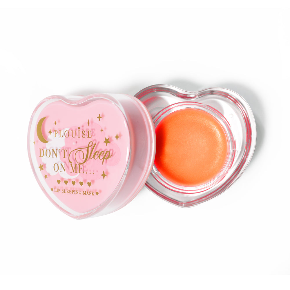 Rózsaszín, szív alakú ajak alvómaszk lehúzott fedővel, fehér alapon