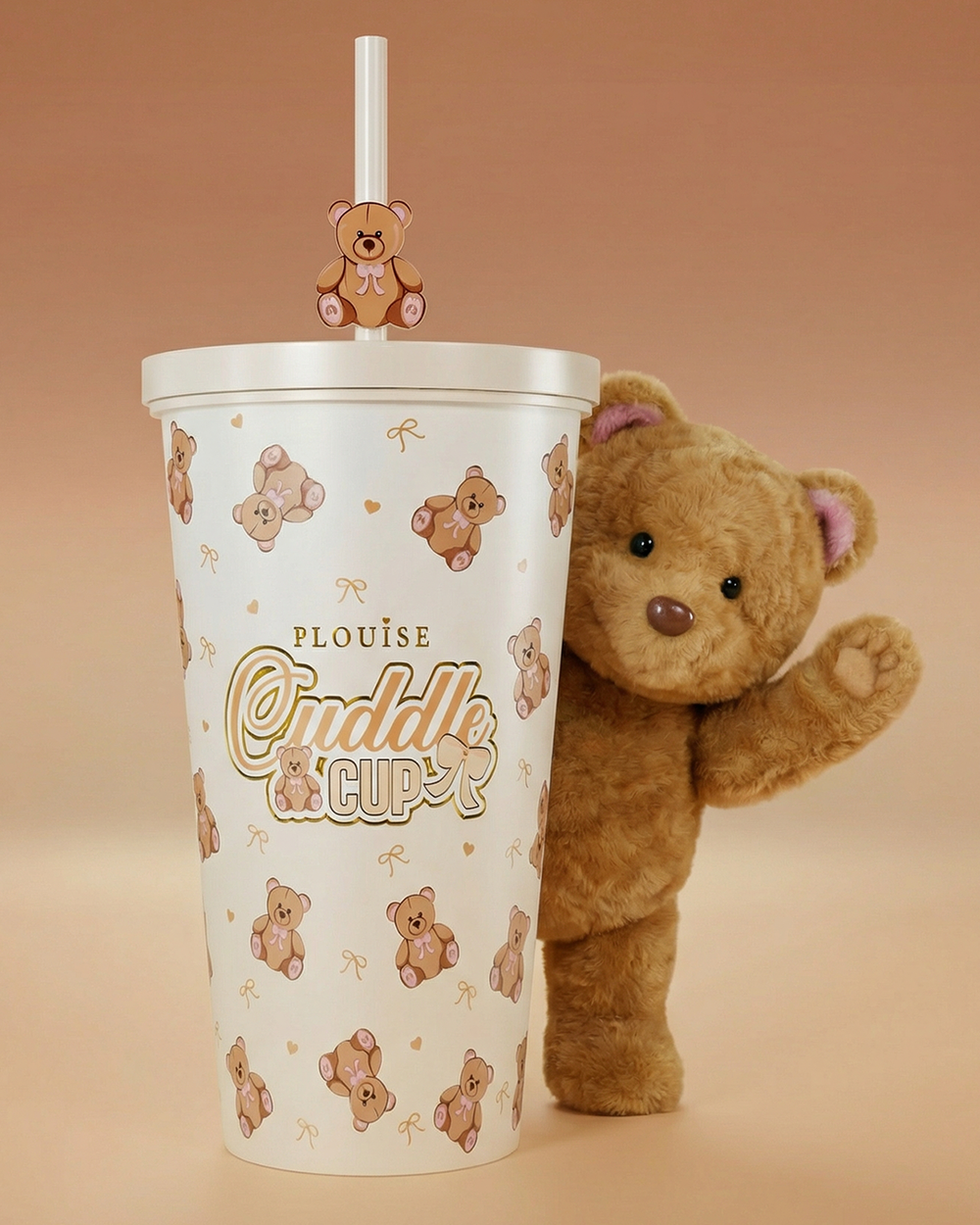 A P.Louise Teddy Bear Steel Cuddle Cup pohár és szalma képe egy medvével a háta mögött