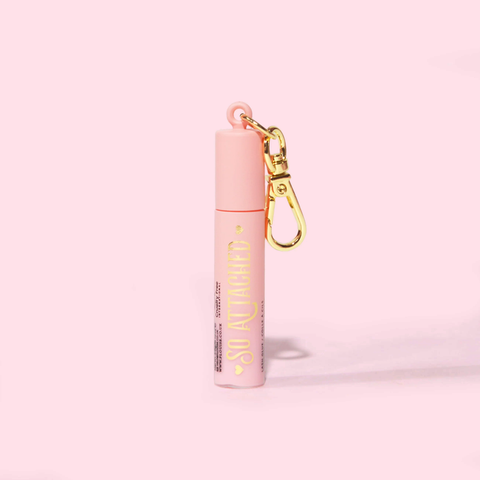 A P.Louise Mini Keychain szakadásálló szempillaspirál képe rózsaszín tubusban, arany írással és arany kulcstartó rögzítéssel