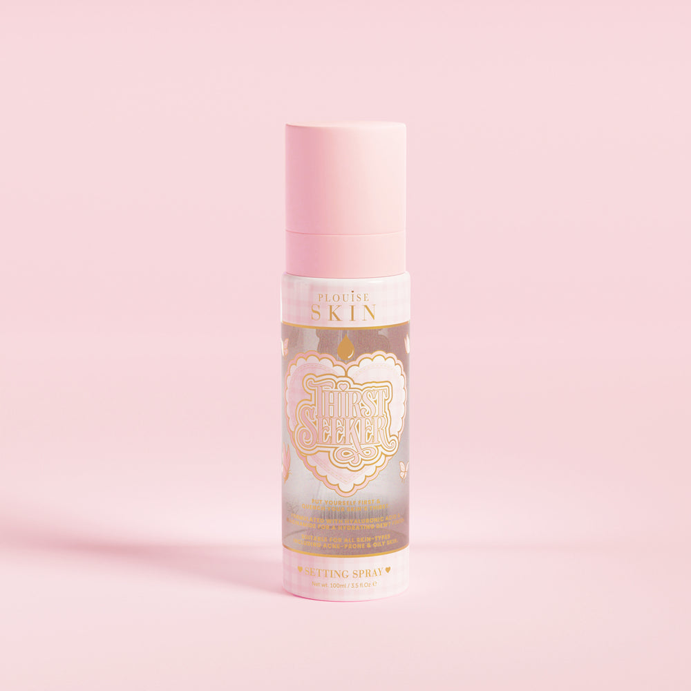 Rózsaszín spray-palack „P.Louise SKIN” felirattal, szívet és néhány virágos elemet ábrázolva, hidratáló kötő spray-vel.