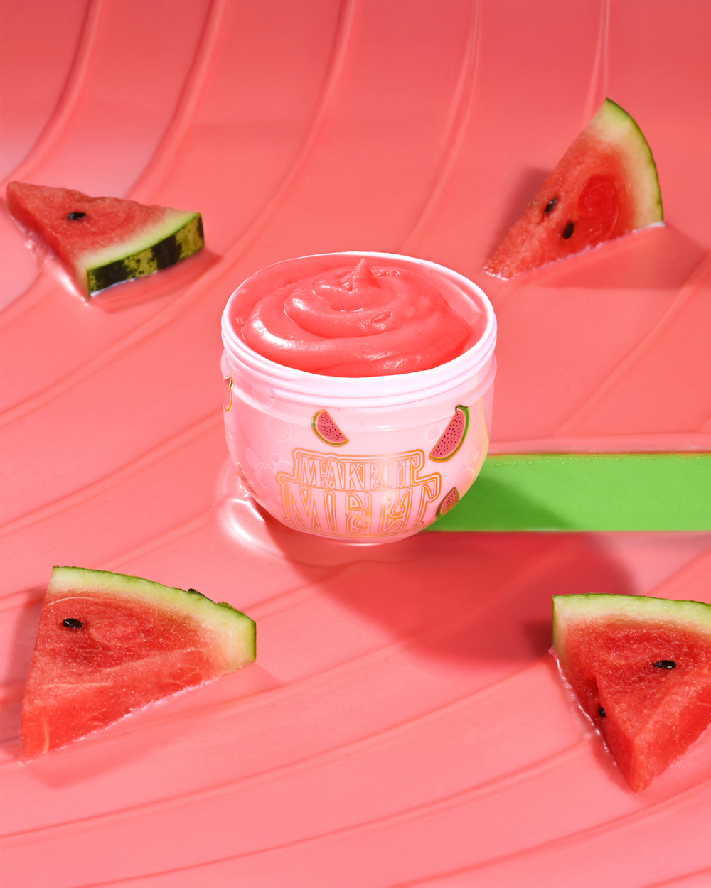 Nyitott kád P. Louise Watermelon Make It Melt sminktisztító balzsam, piros alapon görögdinnyével körülvéve