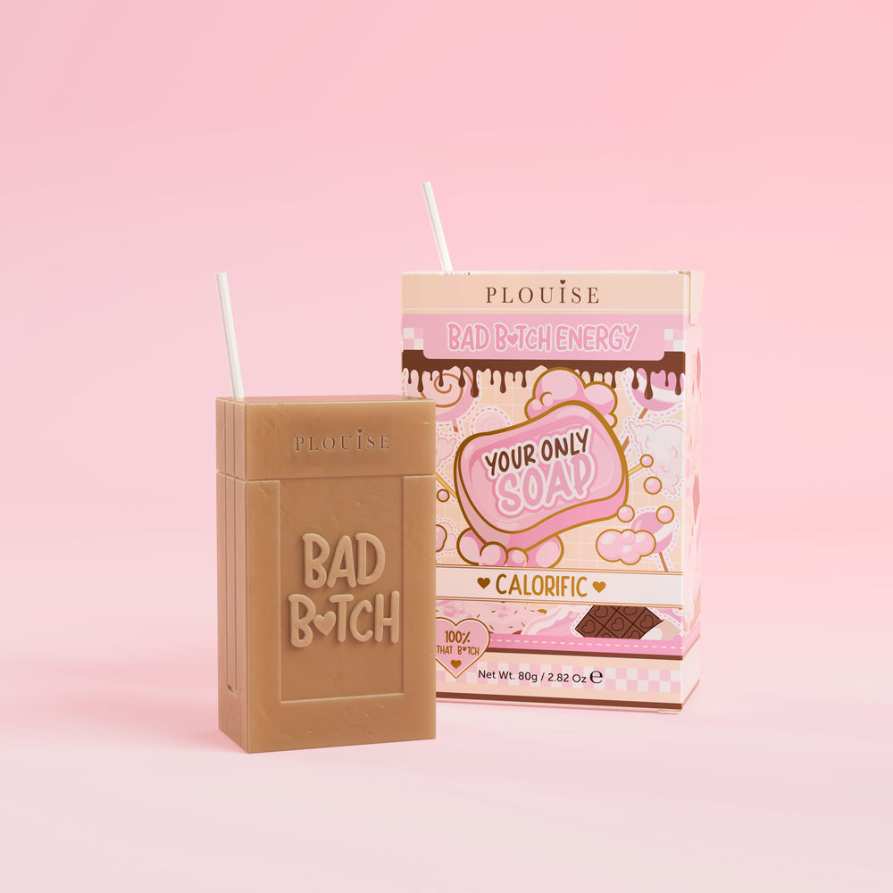 Egy barna szappan, amelyen „Bad Bitch” felirat van gravírozva, és egy színes gyümölcslédoboz-csomag, amelyen „Calorific” felirat szerepel, rózsaszín alapon.