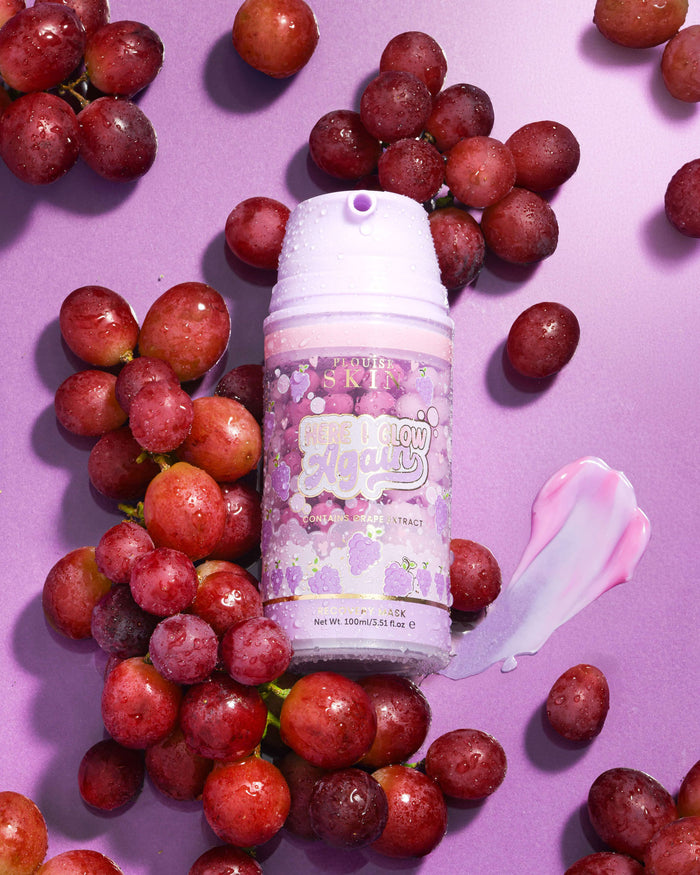 Lila üveg P. Louise Here I Glow Again Grape Recovery maszk szőlővel körülvéve lila alapon