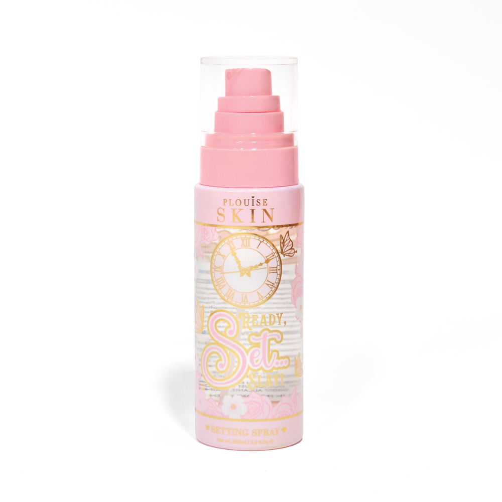 Egy rózsaszín üveg P. Louise Ready Set Slay Long Lasting Setting Spray fehér alapon
