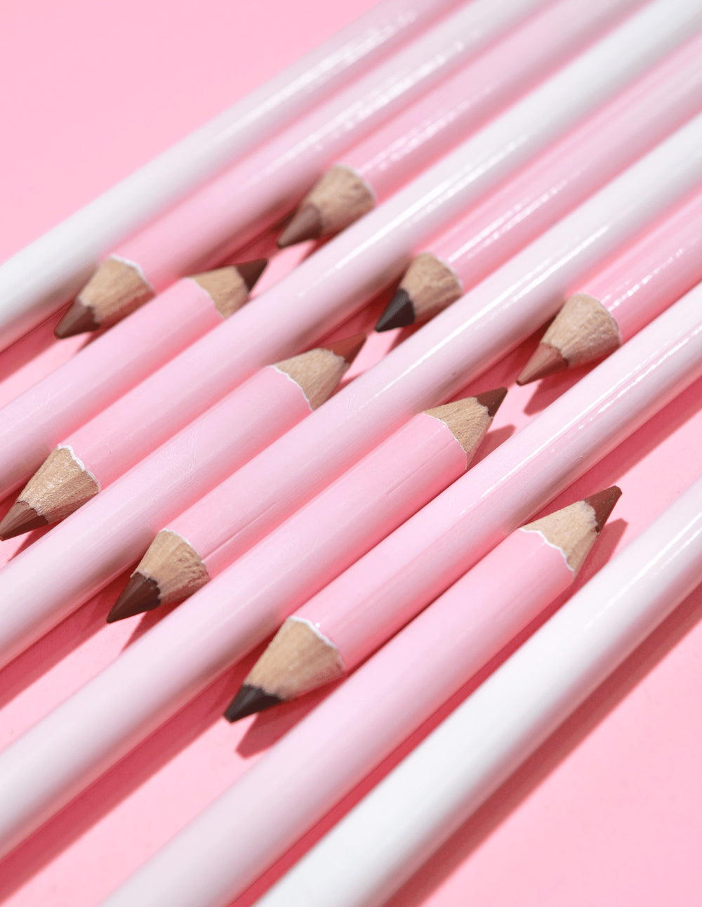 A P.Louise Ultimate Definition Sharpenable Lip Liner képe sorakozva és egymással szemben