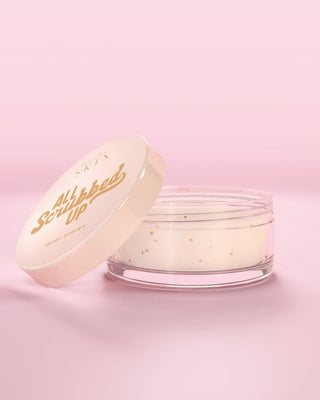 Jar of P.Louise All Scrubbed Up Body Scrub kókuszos tortában rózsaszín háttér előtt