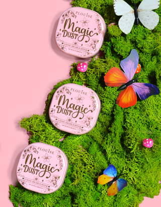 Három P.Louise Magic Dust Loose Highlighter serpenyő egy mohaágyon, pillangókkal és dekoratív díszítéssel.