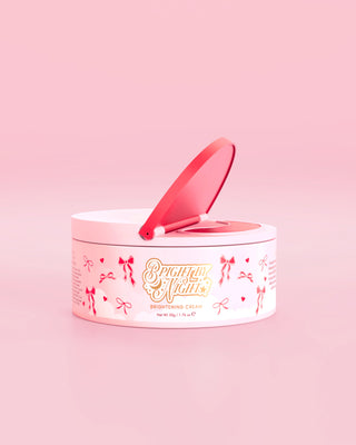 Rózsaszín kád P.Louise Bright By Night Brightening Cream piros masni grafikai elemekkel rózsaszín háttéren