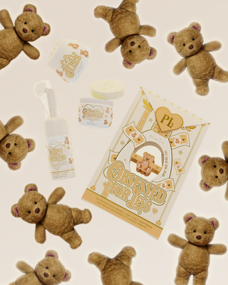 A P.Louise Teddy Coconut Cake Obsessed For Less bőrápoló szett képe, mackókkal körülvéve rózsaszín alapon