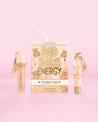 P.Louise Teddy Glitter Bad Bitch Energy Lip Duo kókuszos sütemény illatban, ajakkondicionálóval és ajakolajjal rózsaszín háttér előtt