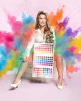 Paige a kezében a P.Louise Creative Comeback XXXL Rainbow szemhéjpúder palettával, mögötte színjelzésekkel