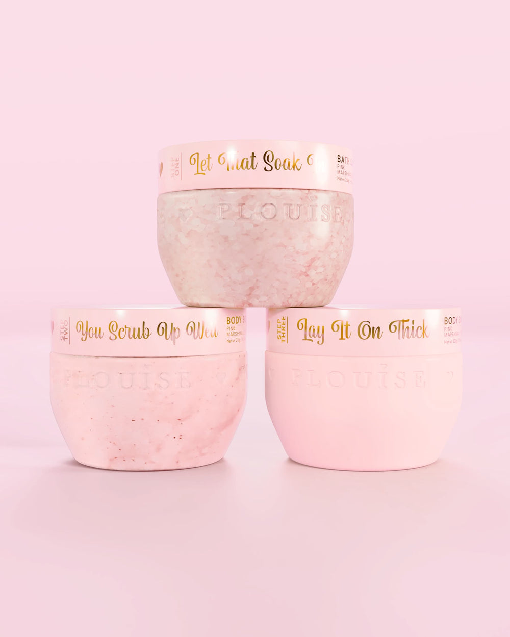Három P.Louise Hop Into Self-Care Pink Marshmallow rózsaszín tartály fürdősóval, testradírral és testvajjal, rózsaszín alapon arany szöveggel