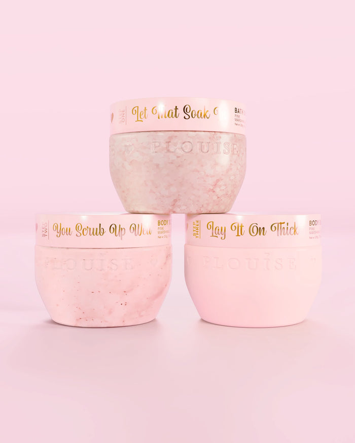 Három P.Louise Hop Into Self-Care Pink Marshmallow rózsaszín tartály fürdősóval, testradírral és testvajjal, rózsaszín alapon arany szöveggel