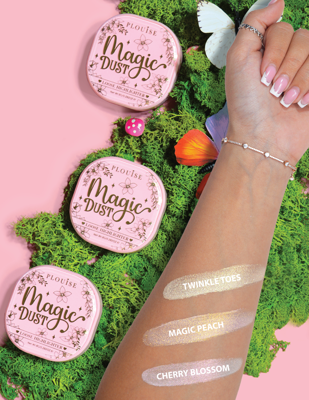 Három kompakt, laza kiemelő Magic Dust felirattal, Twinkle Toes, Magic Peach és Cherry Blossom árnyalatokban, virágos háttérrel egy karon.