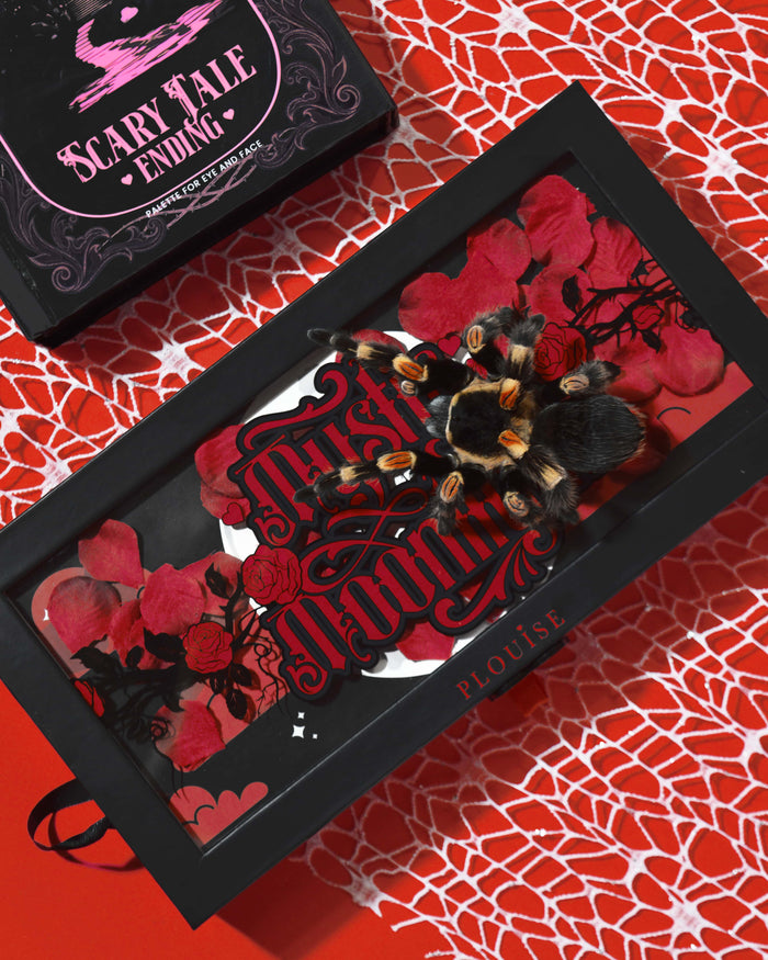 P.Louise Mystic Moonlight Halloween szemhéjfesték paletta doboz vörös rózsaszirmokkal és tarantulával borított piros pókháló háttéren