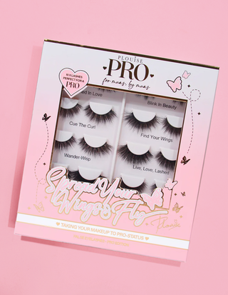 A P.Louise Pro Lash Book csomag 10 pár műszempillát tartalmaz egy dobozban, szívmintákkal és díszítőelemekkel.