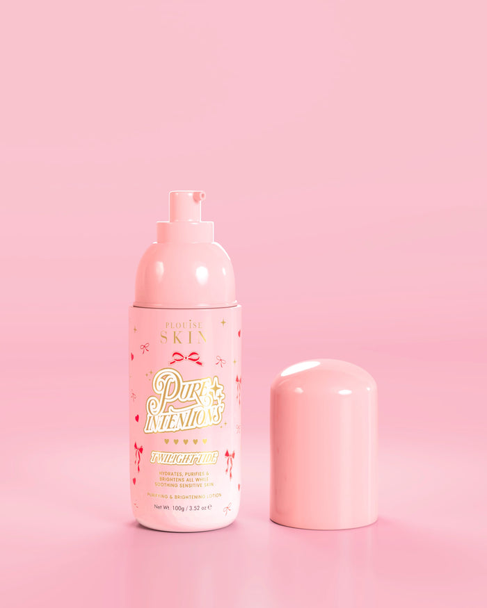 Rózsaszín üveg P.Louise Pure Intentions Purify & Brightening Lotion piros masni mintával rózsaszín háttéren
