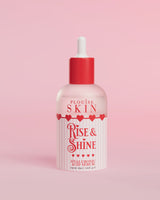 Egy üveg P.Louise Rise and Shine Hyaluronic Acid Serum rózsaszín címkével és piros cseppentővel, rózsaszín háttér előtt.