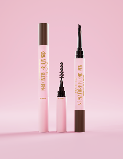 Egy P.Louise Signature Eyebrow Pen, amelynek fedelét mindkét végén le kell venni, így az applikátor rózsaszín háttér előtt látható