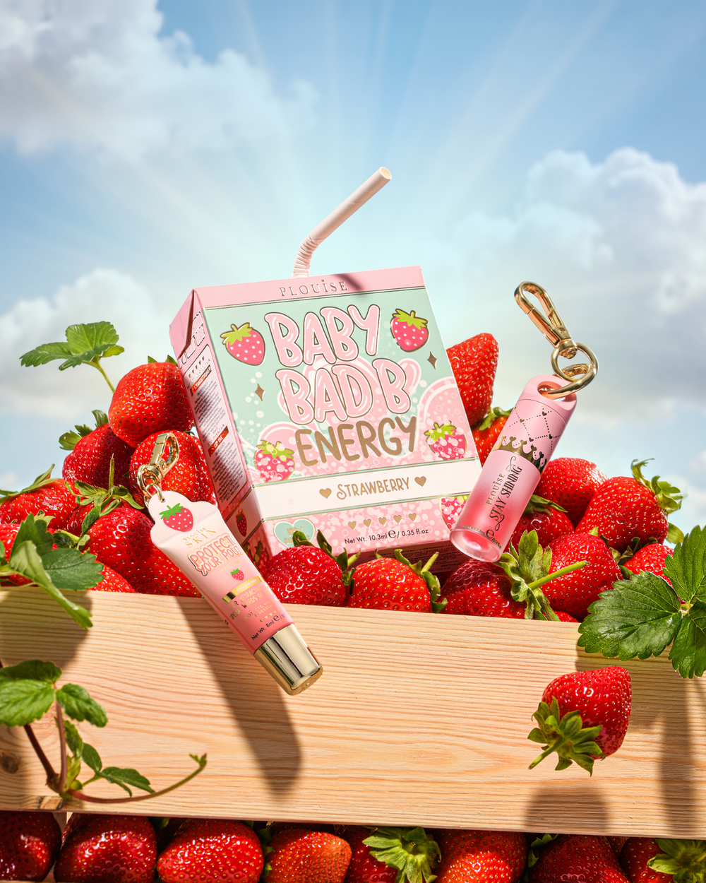 P.Louise Strawberry Baby Bad B Mini ajakolaj és mini ajakápoló eperrel körülvett asztalon
