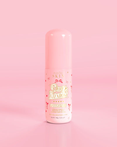 Rózsaszín üveg P.Louise Pure Intentions Purify & Brightening Lotion piros masni mintával rózsaszín háttéren