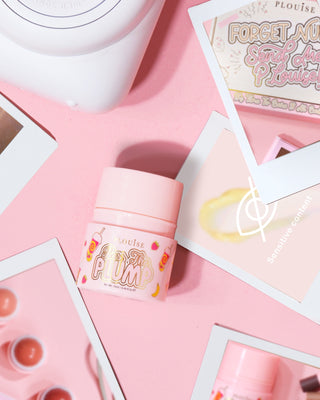 Rózsaszín üveg P.Louise Pass The Plump Lip Treatment rózsaszín alapon