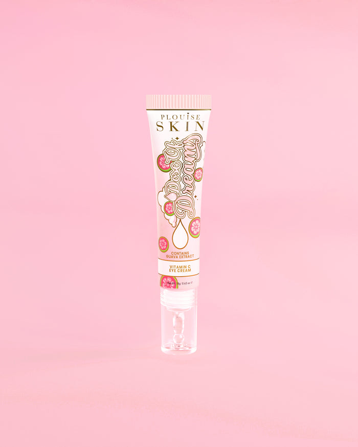 Tube of P. Louise Dose Of Dreams C vitaminos Brightening Eye Cream rózsaszín alapon