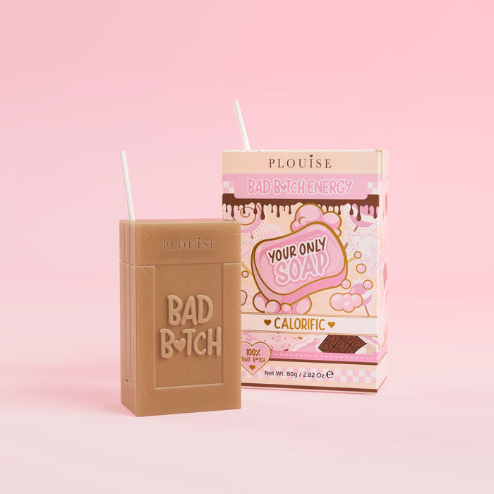 Egy barna szappan, amelyen „Bad Bitch” felirat van gravírozva, és egy színes gyümölcslédoboz-csomag, amelyen „Calorific” felirat szerepel, rózsaszín alapon.