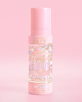 Rózsaszín üveg P. Louise Skin Breakfast Frosted Fix Up Blurring Setting Spray gyümölcsös és kacskaringós illatú, bőrápolóval átitatott rózsaszín alapon