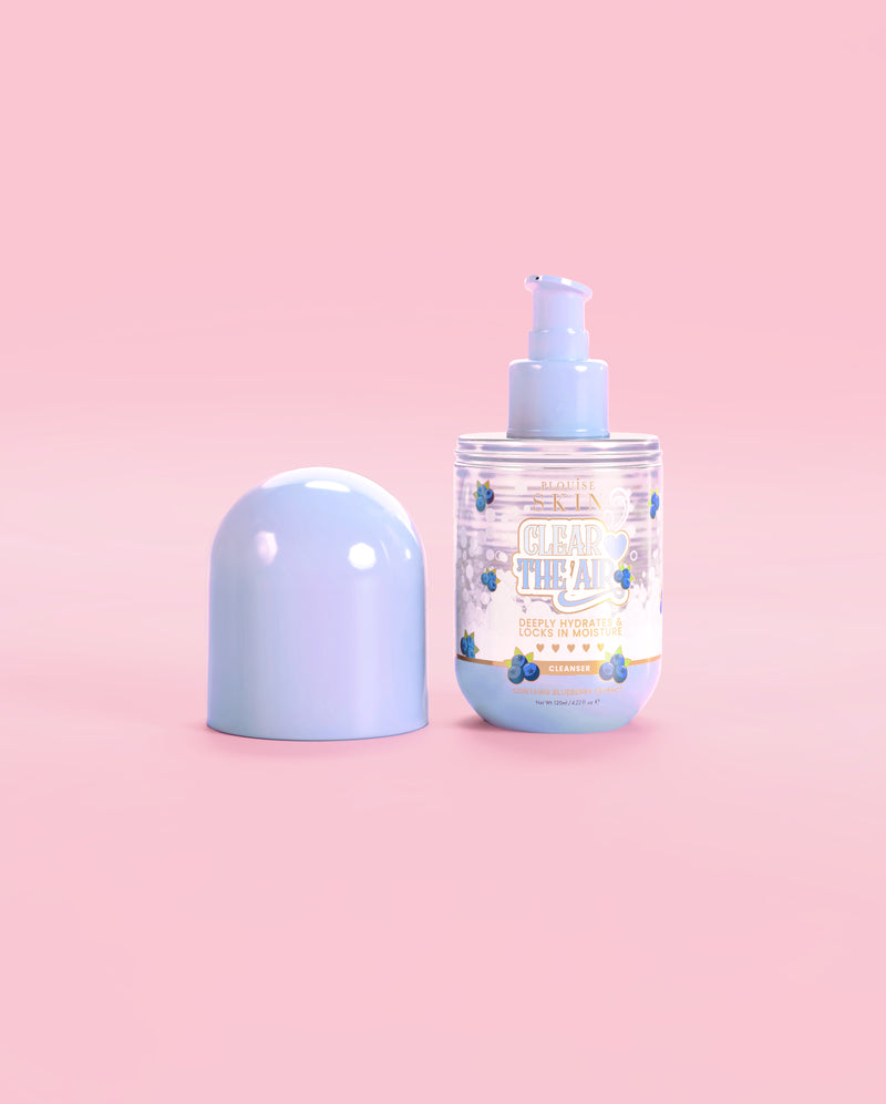 Üveg P. Louise Clear The Air Blueberry Gel Cleanser lehúzott kupakkal rózsaszín alapon