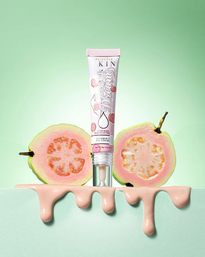 Tube of P.Louise Dose Of Dreams C-vitaminos Brightening Eye Cream guava gyümölcsökkel körülvéve zöld alapon