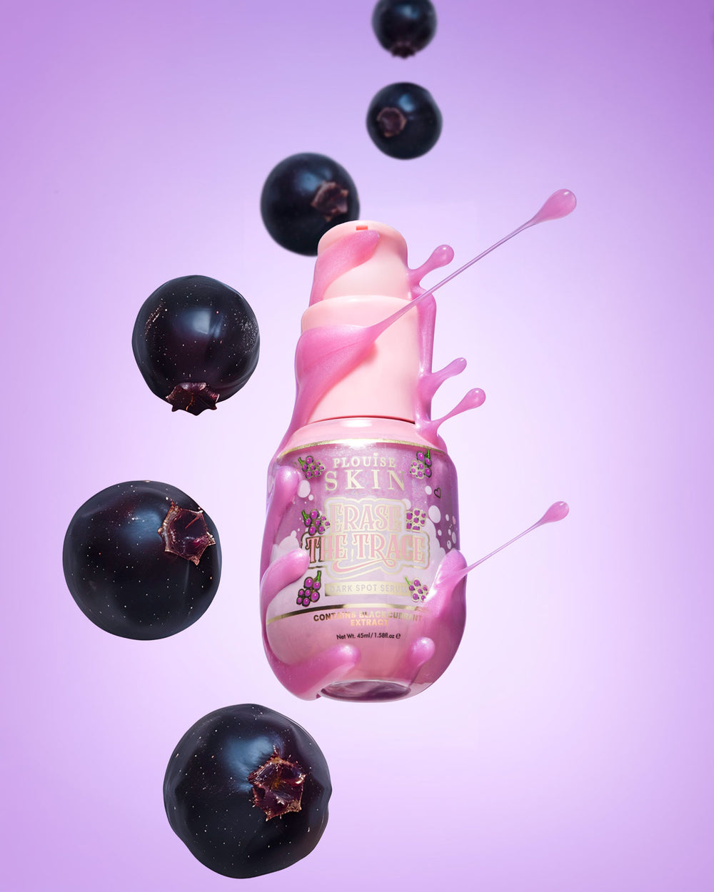 Rózsaszín üveg P. Louise Erase The Trace Dark Spot Correcing Serum, amelyből folyadék folyik le, lila alapon fekete ribizli veszi körül