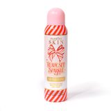 Egy üveg P. Louise Ready Set Sparkle Christmas Glitter Setting Spray piros és rózsaszín csíkokkal az üvegen, valamint piros és rózsaszín csíkos masnival fehér háttér előtt