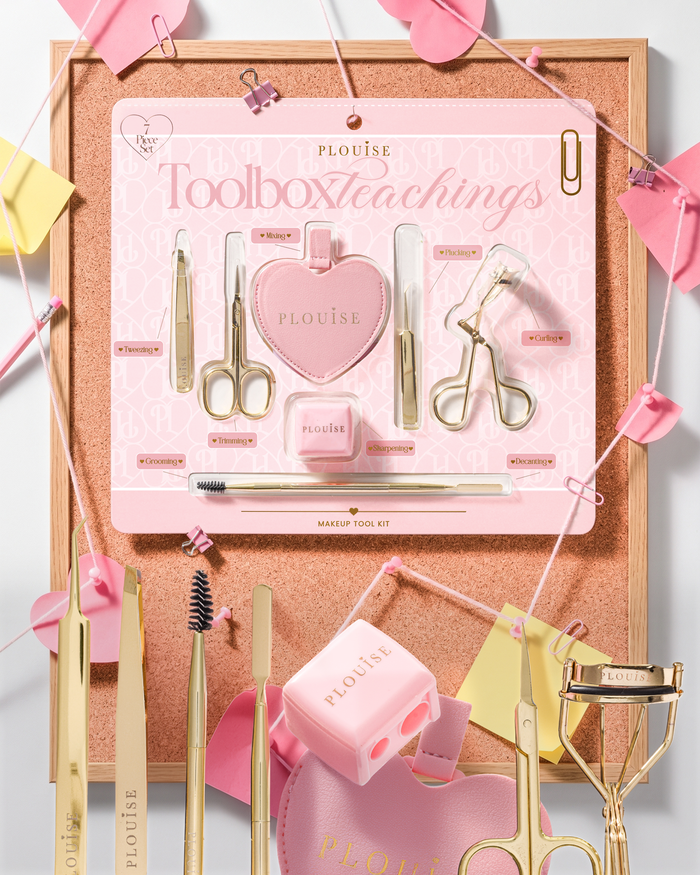 A P.Louise Toolbox tanítási sminkeszközkészlet, amely csipeszeket, szempillacsavarókat, mini ollót, orsót és keverőpalettát tartalmaz