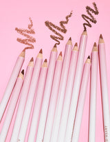 Több P.Louise Ultimate Definition Sharpenable Lip Liner képe egy csoportba rendezve, és néhány termék látható felettük rózsaszín háttéren
