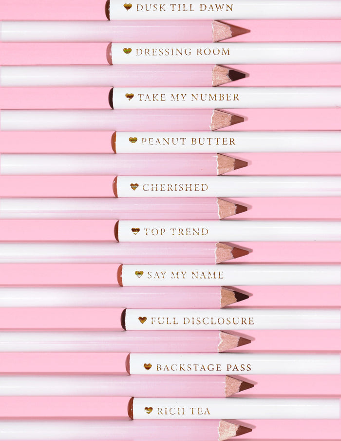 Egy sorban a P.Louise Ultimate Definition Sharpenable Lip Liners képe, amelyen a ceruza alsó része és az egyes árnyalatok neve látható