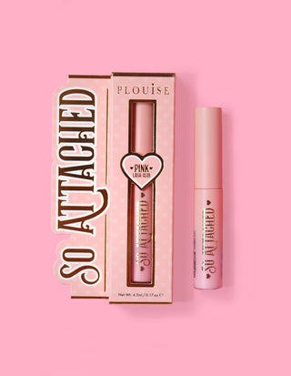 P.Louise So Attached Lash Glue termék csomagolása és maga a ragasztócső, rózsaszín háttér előtt elhelyezve.