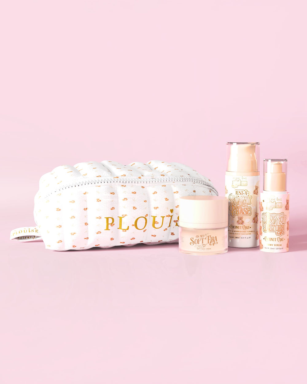 P.Louise képe A Softest Touch Skincare Starter Kit apró betűs mackósminkkel és bőrápoló táskával, amely 3 bőrápoló terméket tartalmaz rózsaszín háttér előtt