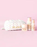 P.Louise képe A Softest Touch Skincare Starter Kit apró betűs mackósminkkel és bőrápoló táskával, amely 3 bőrápoló terméket tartalmaz rózsaszín háttér előtt