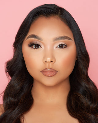 P. Louise Wink és a Wisp Lashes