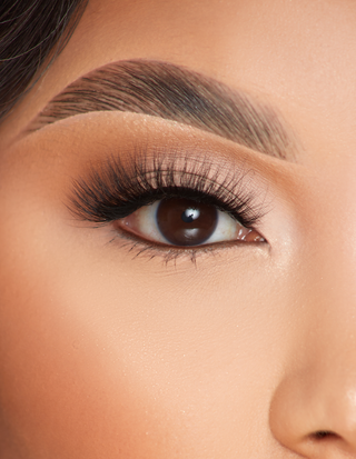 P. Louise Wink és a Wisp Lashes