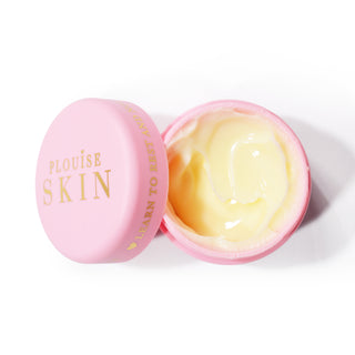 Egy rózsaszín nyitott üveg P.Louise Give It A Rest szemkörnyékápoló krém, amelyen belül a sárga árnyalatú hidratáló krém látható