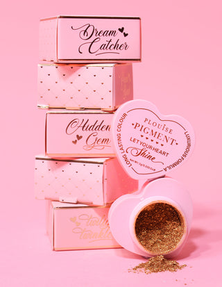 P.Louise laza pigmentek kollekciója különböző árnyalatokban szív alakú tartályokkal.