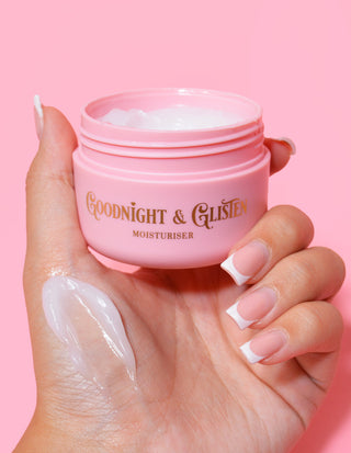 Egy kezében egy rózsaszín tégelyes P.Louise Goodnight & Glisten Gel Moisturizer, amelyen hidratáló krém látható.